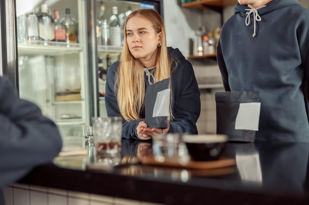 Heureux barista professionnel souriant au café