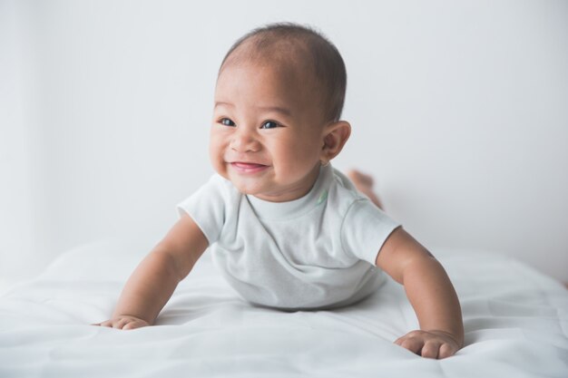 Heureux beau bébé souriant