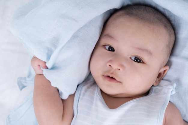 Heureux bébé couché sur un lit