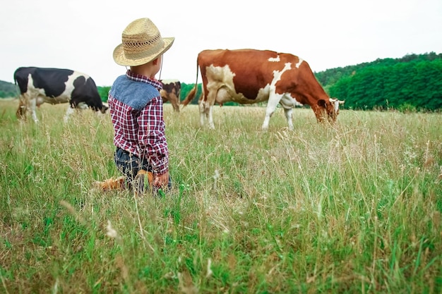 Heureux bébé cowboy dans la nature