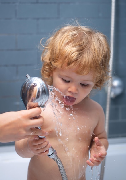 Heureux bébé drôle baigné dans le bain