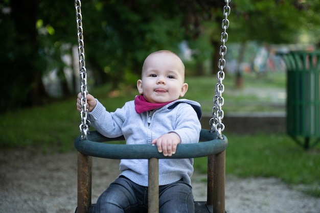 Heureux bébé jouant avec la balançoire