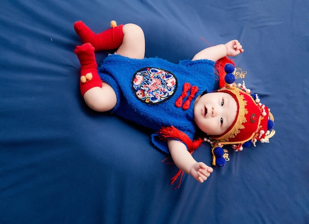 Heureux bébé a levé les mains