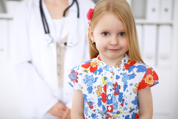 Heureux bébé mignon après examen de santé au cabinet du médecin