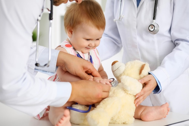 Heureux bébé mignon à l'examen de santé au cabinet du médecin Concept de médecine et de soins de santé