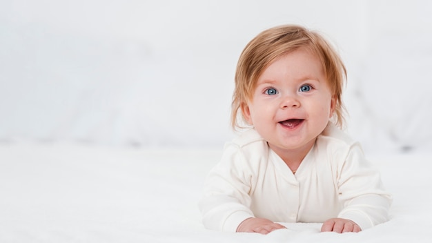 Photo heureux bébé posant avec espace de copie