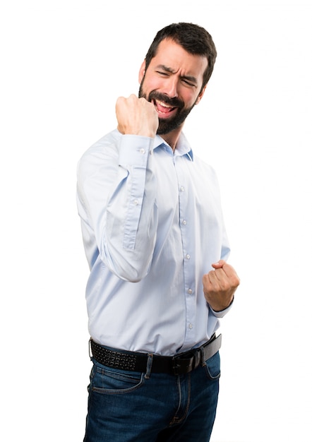 Heureux bel homme avec une barbe