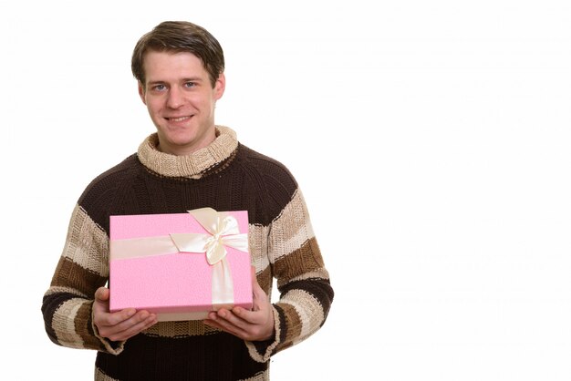 Heureux bel homme caucasien tenant boîte-cadeau prêt pour Valentin