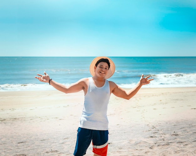 Heureux bel homme en vacances à l'extérieur Heureux jeune homme latin sur la plage Concept de voyage touristique