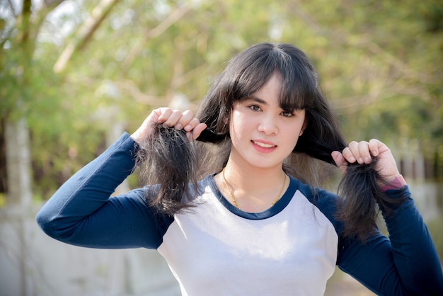 Heureux d'une belle femme asiatique avec fond nature