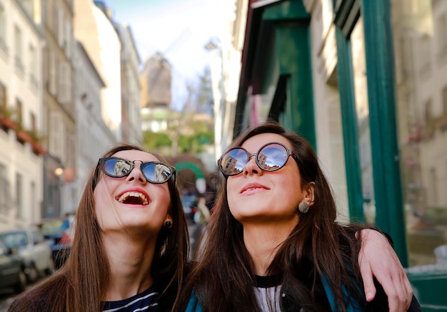 Heureux belles filles étudiantes à Paris dans la rue