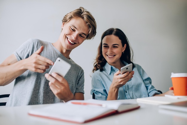 Heureux blogueurs masculins et féminins discutant des informations d'une publication amusante