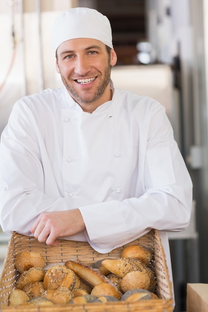 Heureux boulanger avec panier de pain