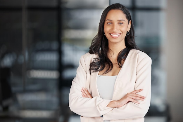 Heureux bras croisés et portrait de femme au bureau pour les professionnels et les cadres Mission bonheur et fierté avec un employé dans une agence de démarrage pour agent entrepreneur et joie avec maquette