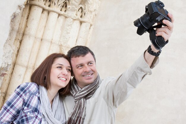 Heureux et charmant couple de touristes prenant selfie