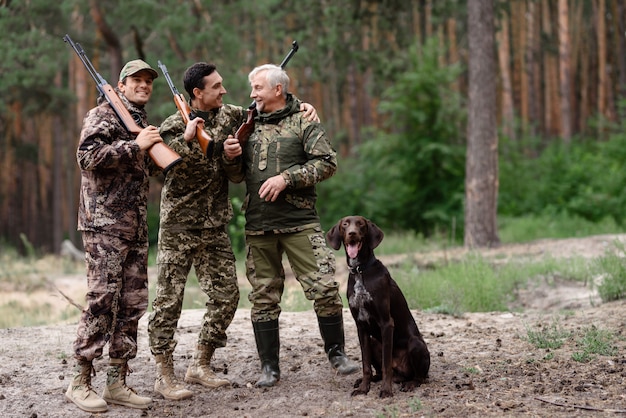 Heureux chasseurs Père et fils rient.