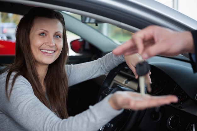 Heureux client recevant des clés de voiture