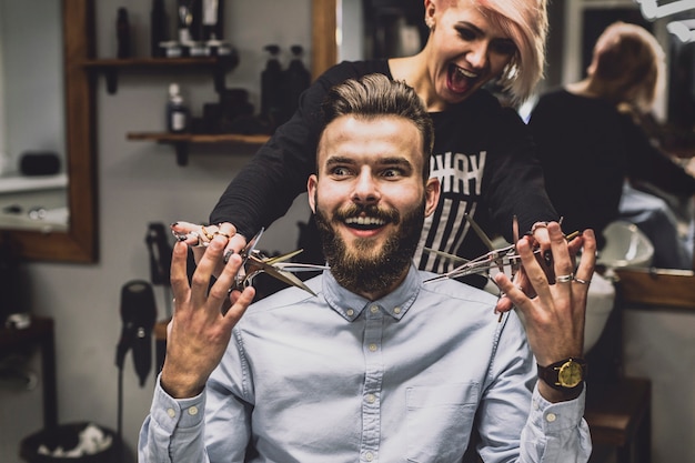 Heureux coiffeur et client s&#39;amuser