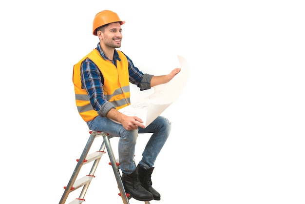 L'heureux constructeur avec un papier assis sur l'échelle sur fond blanc