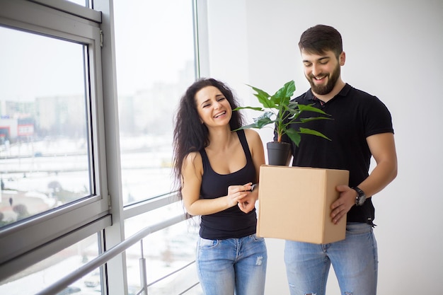 Heureux couple adulte déménageant ou emménageant dans une nouvelle maison