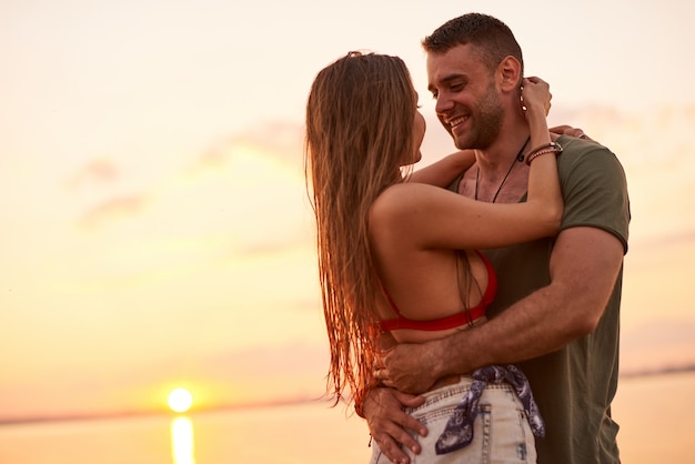 Heureux couple affectueux, étreindre en mer