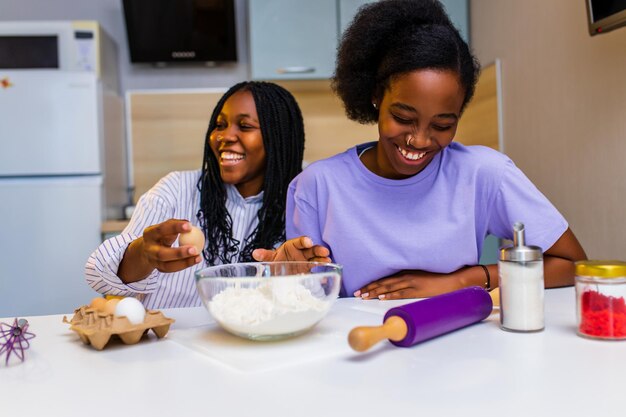 Heureux couple afro-américain amoureux faisant un gâteau à la maison