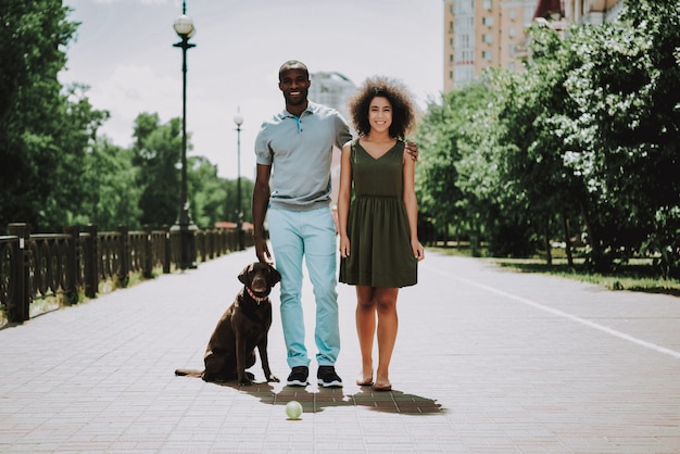 Photo heureux couple afro-américain marchant avec chien