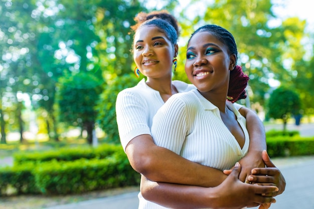 Heureux couple afro-américain d'un sexe amoureux datant à l'extérieur dans le parc d'été