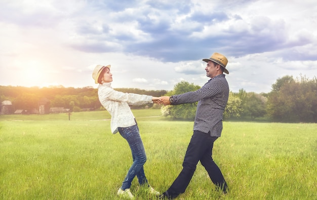 heureux, couple d'âge moyen dans le parc