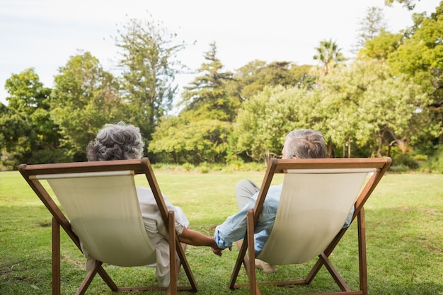 Heureux couple d&#39;âge mûr assis dans le parc