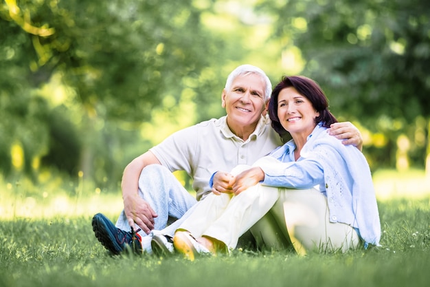 Photo heureux couple d'âge mûr dans le parc en journée d'été