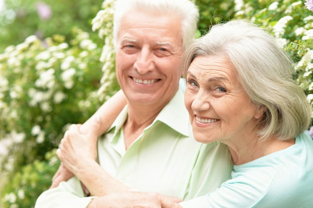 Heureux couple d'âge mûr dans un parc de printemps