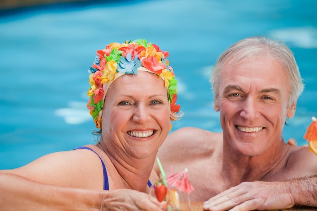 Heureux couple d&#39;âge mûr dans la piscine