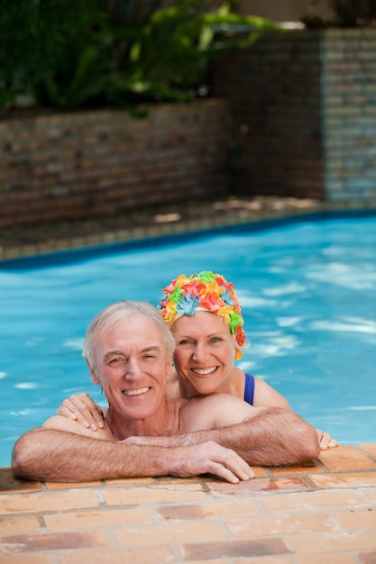 Heureux couple d&#39;âge mûr dans la piscine