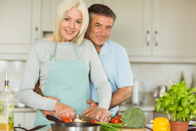 Heureux couple d&#39;âge mûr faisant un dîner ensemble