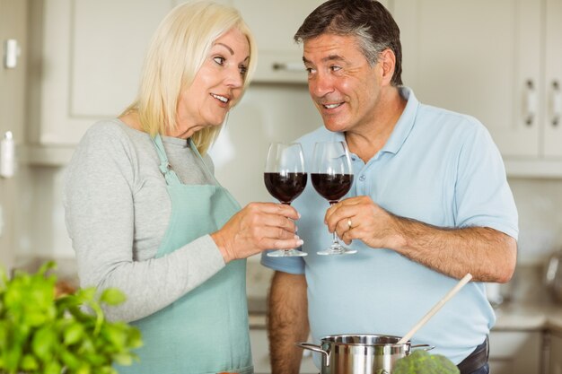 Heureux couple d&#39;âge mûr faisant un dîner ensemble