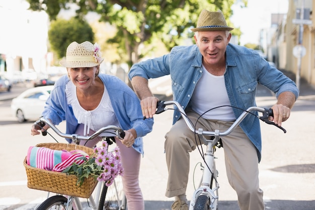 Heureux couple d&#39;âge mûr pour une balade à vélo dans la ville