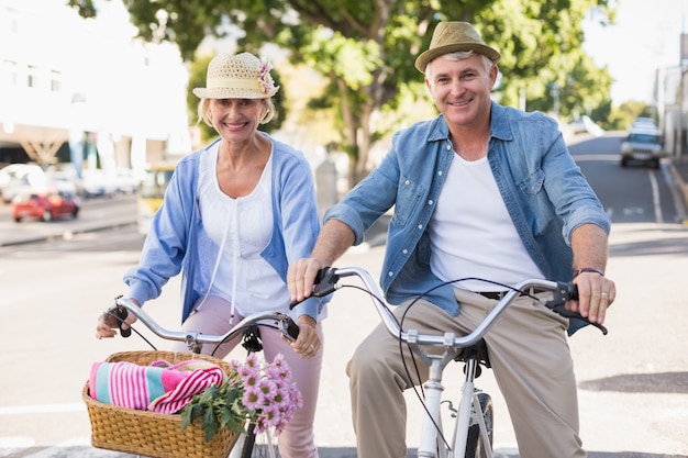 Heureux couple d&#39;âge mûr pour une balade à vélo dans la ville