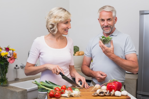 Heureux couple d&#39;âge mûr, préparer un repas ensemble dans la cuisine