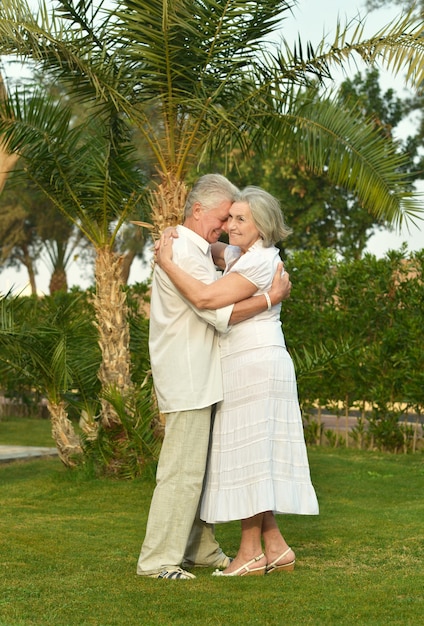 Heureux couple d'âge mûr profiter de l'air frais en vacances