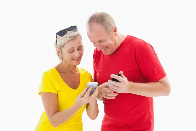 Heureux couple d&#39;âge mûr regardant smartphone ensemble