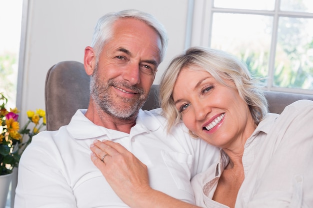 Heureux couple d&#39;âge mûr reposant sur le canapé