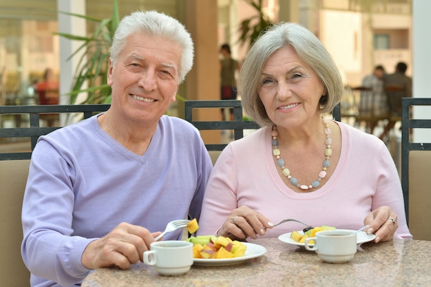 Heureux couple d'âge mûr en train de dîner au restaurant