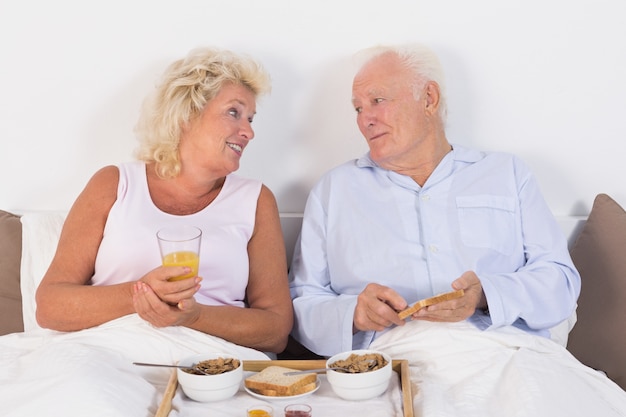 Heureux couple âgé, petit déjeuner