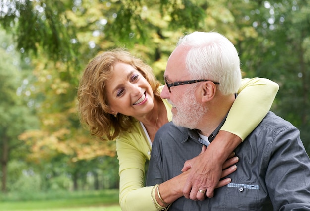 Heureux couple âgé en souriant et en regardant les uns les autres à l&#39;extérieur