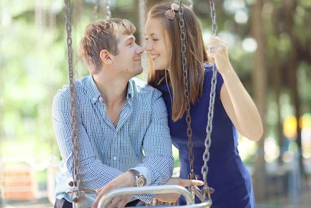 Heureux couple aimant dans un parc de la ville jeune