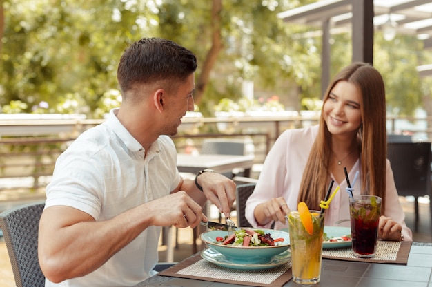 Heureux couple aimant profiter de petit-déjeuner dans un café.