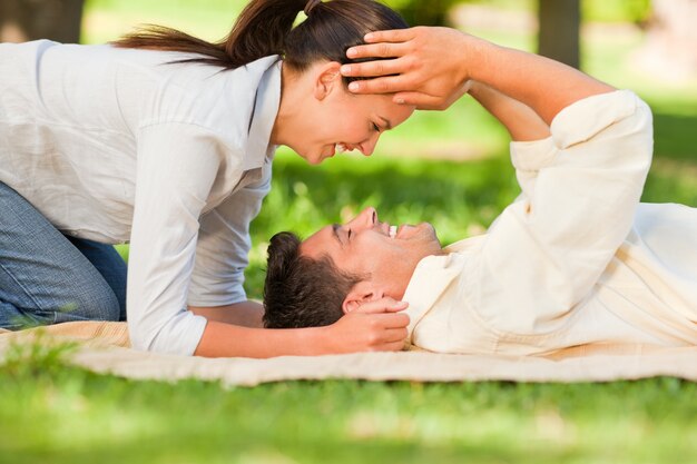 Heureux couple allongé dans le parc