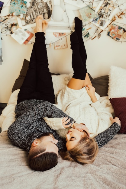 Heureux couple allongé sur le lit et se reposer ensemble à la maison