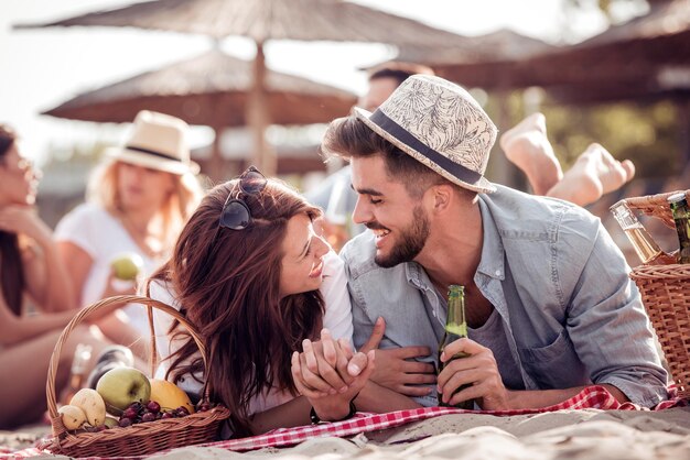 Heureux couple allongé sur la plage